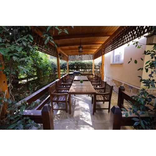 Pine-Tree Apt w/ Private Garden 50 m from the Sea