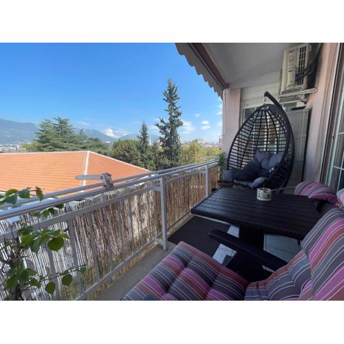 Pine-Tree Spacious 2 BDR Apartment near Tanners\