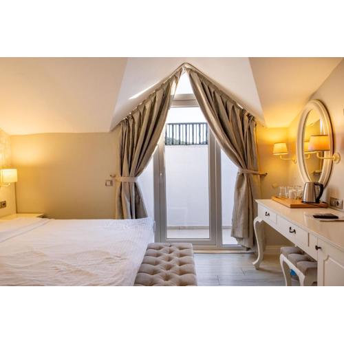 Pinehill Hotel & Suites