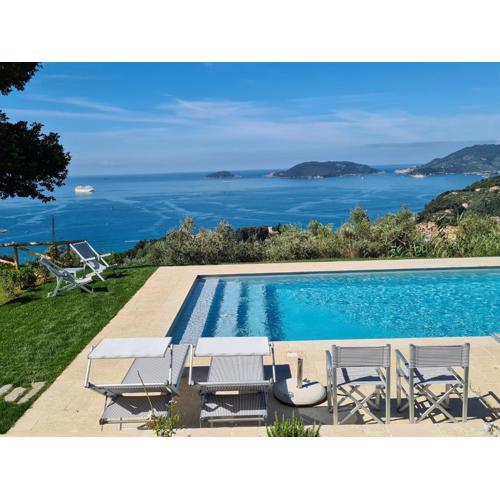 Pini House, inside a private Park, Pool, Tennis, AC, Parking next home and Parking in Lerici!