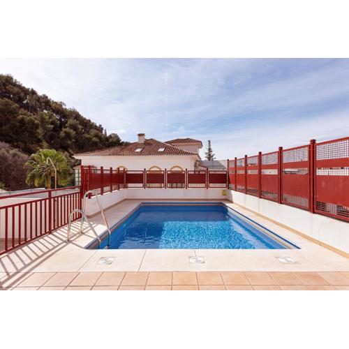 Piscina, patio privado y aparcamiento
