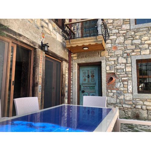 Plaja çok yakın tarihi taş ev