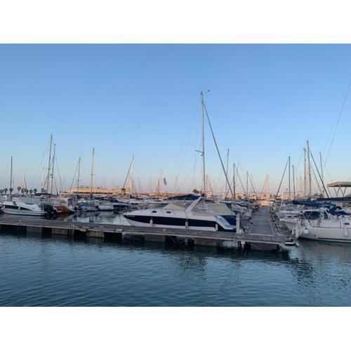 Planta baja con porche y piscina, cerca del mar