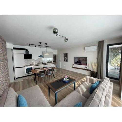 Platinum Luxury Industrial 3 Room Unit Center FreePark