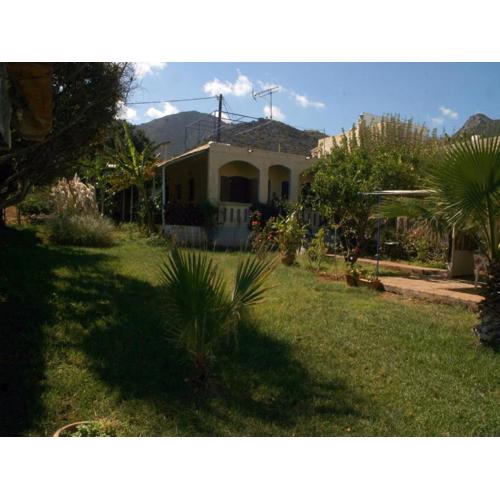 Pleasant holiday home in Peoymno with garden