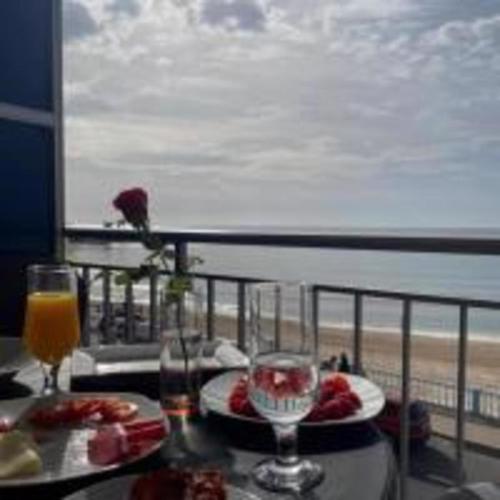 PMT16 - Large city apartment on the beach