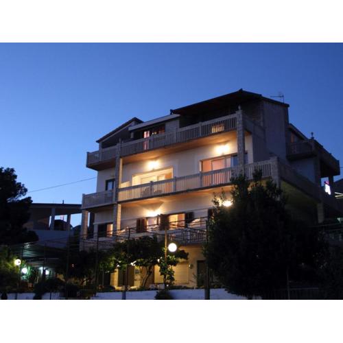Podstrana Apartment with Hot Tub