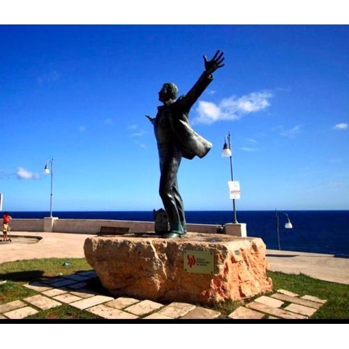 Polignano a Mare: sulla piazza di Domenico Modugno