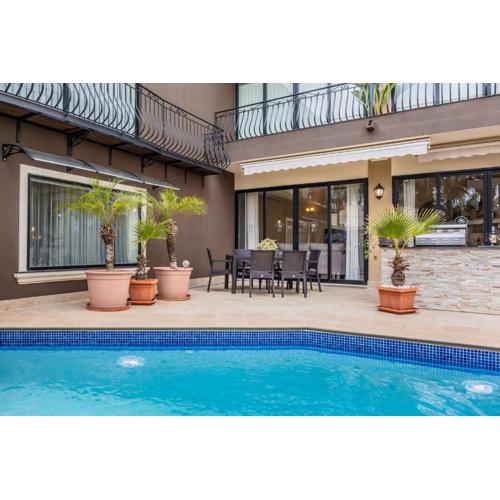 Poolside Paradise Villa Zebbug