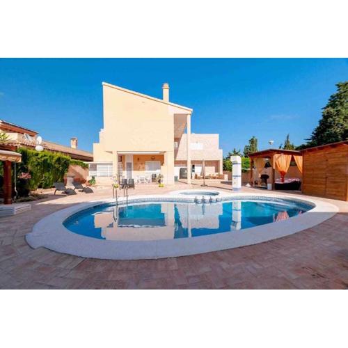 Preciosa y única villa junto a la playa de La Mata