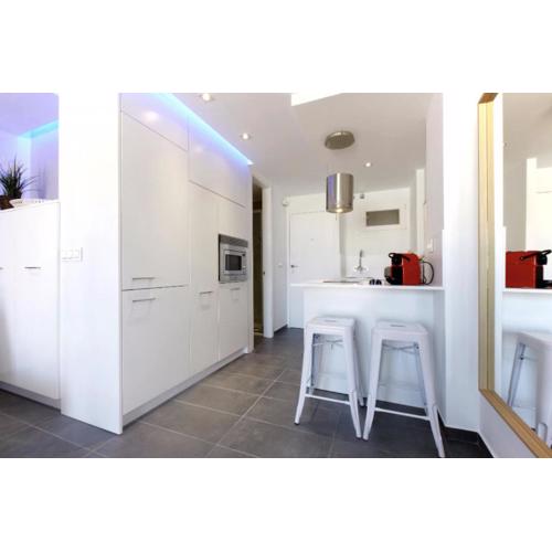 Precioso apartamento con vistas al mar y piscinas