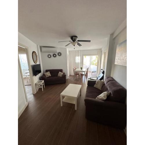 Precioso apartamento junto a playa y con piscina.