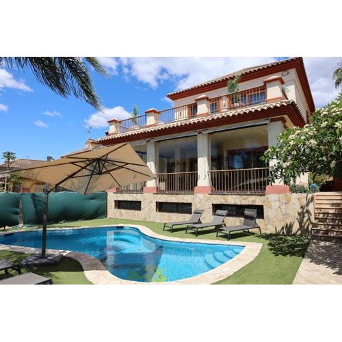 Precioso Chalet - Piscina- Garaje privado- Jardín