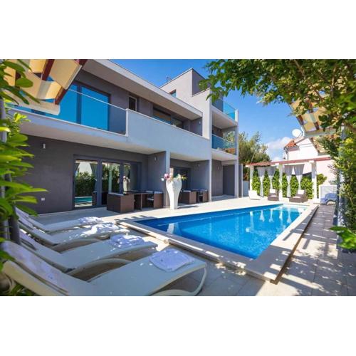 Prestige Vacation Villa With Gorgeous Pool And BBQ Area