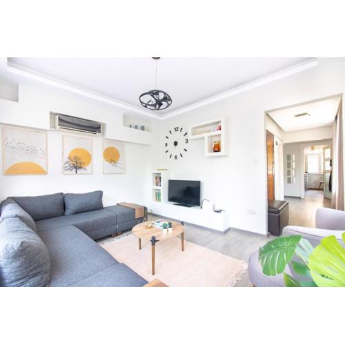 Pretty Corner Flat with Abundant Light in Kadikoy