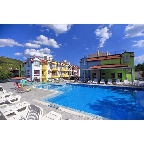Private apartment with parking and pool