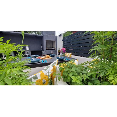Private fenced garden with BBQ area minutes from the beach - Urban Secret Kantrida