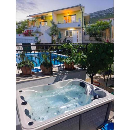 Private heated pool and jacuzzi #House Sandra
