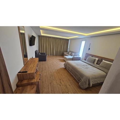 Private Suite With Jacuzzi River View