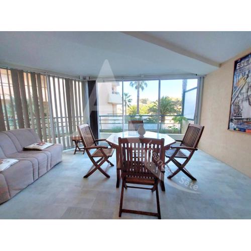 Proche des plages, residence avec piscine, T2 equipe wifi avec garage