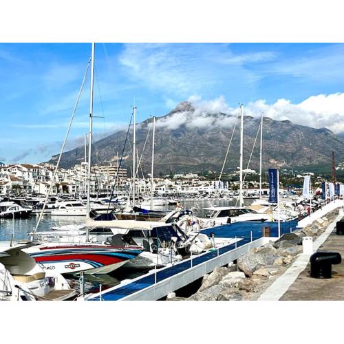 Puerto Banus -4 till 8 persons - Parking - Beach at 100m