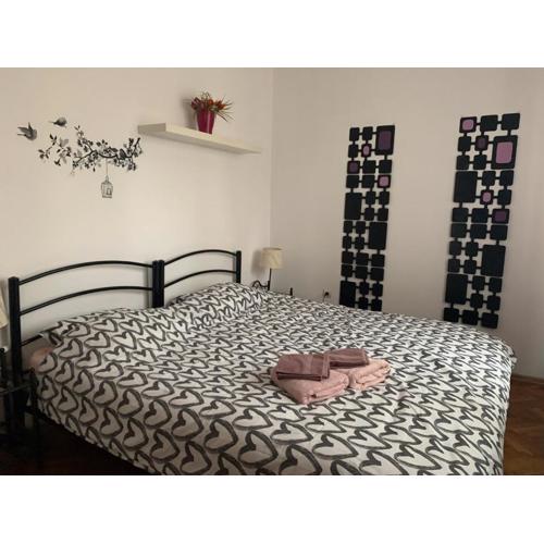 Purple Heart in the Center. King Size bed!