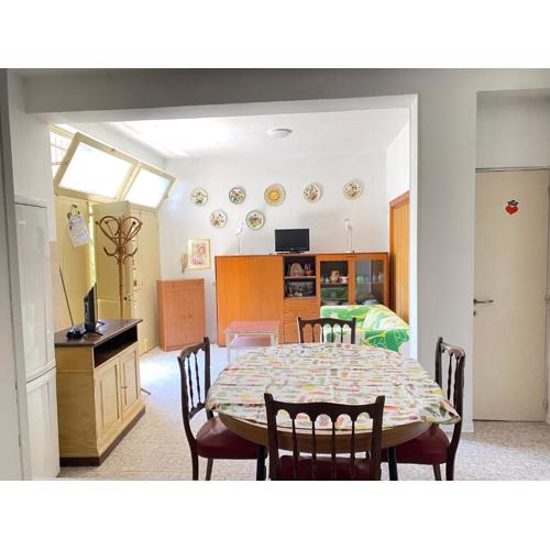 Quadrilocale doppi servizi, piano terra, giardino e posto auto wi-fi