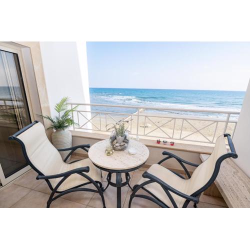 Quattro Beachfront Sea View Ap 4