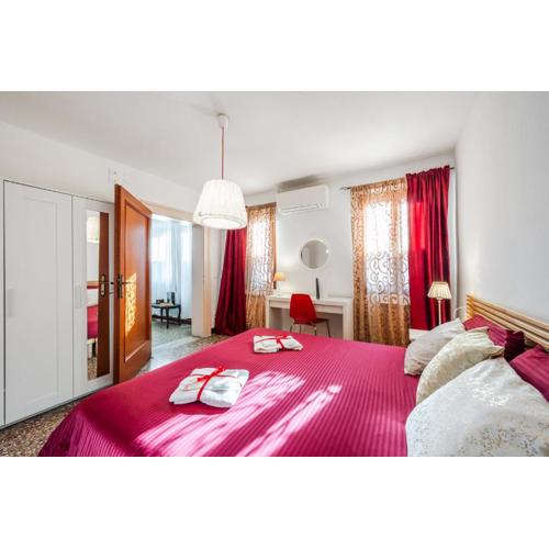 QUEEN HOME Carlotta