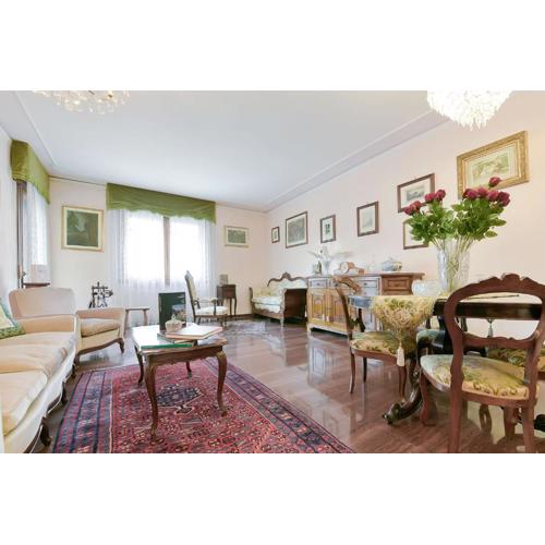 QUEEN HOME Isabel