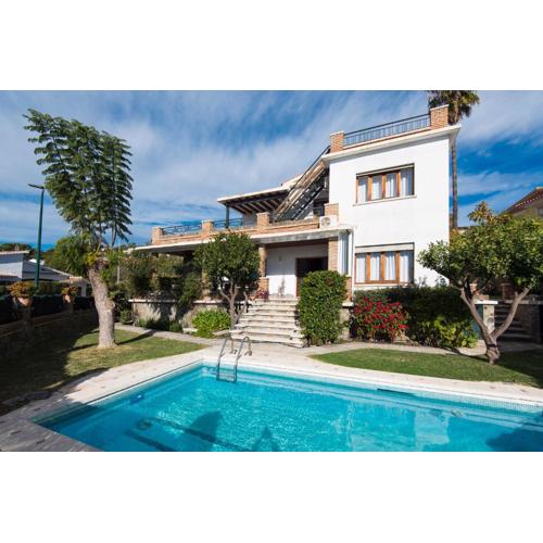 Queen of the ocean Villa: stately style house with pool