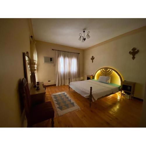 Queen room in Elite home