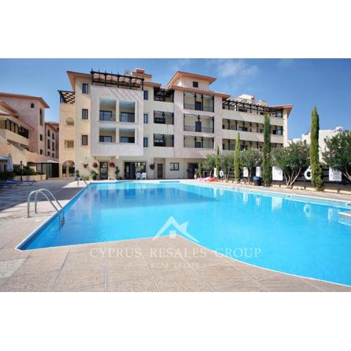 Queens Gardens suite by the sea, pool and mall