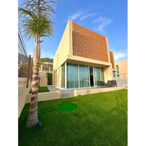 Queens Luxury Vila 111B