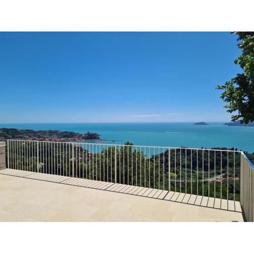 Quercia House, inside a Private Park, Pool, Tennis, AC, Parking next home and a Garage in Lerici!