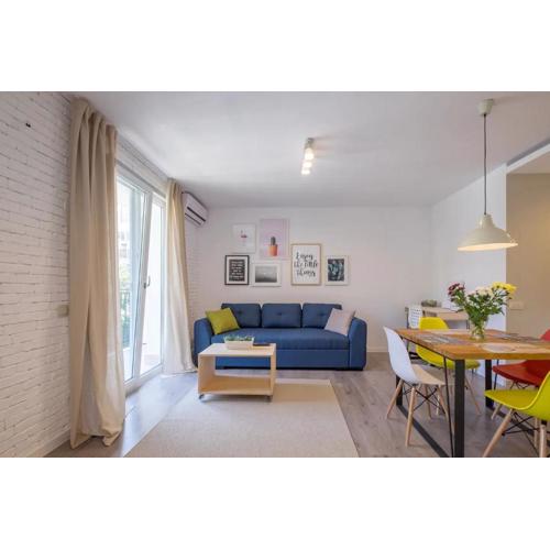 Quiet & airy modern apt. Top Centre Free Parking