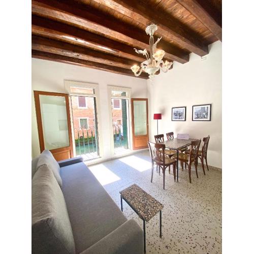Quiet apartment with canal view