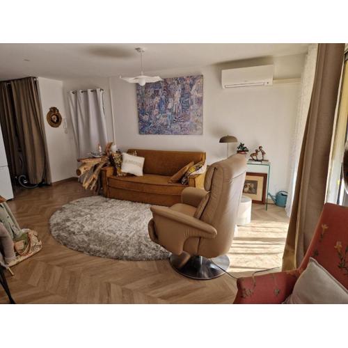 Quiet cozy nest in town