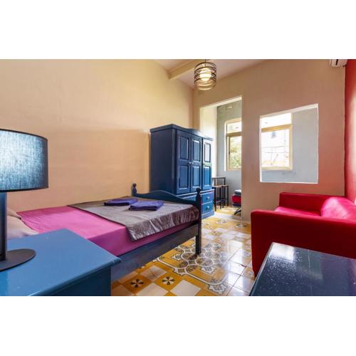 Quiet twin room with private bathroom, not ensuite
