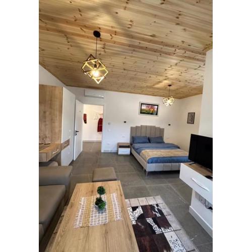 Qyteza Guest House & Camping