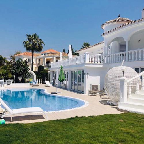 R02 Luxury Apartment in Villa with Pool and Garden