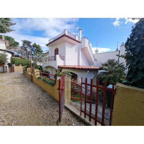 R27 - Graziosa villetta con giardino e posto auto