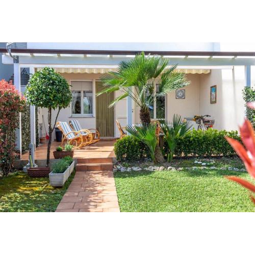 R28 - Trilocale con giardino a due passi dal mare