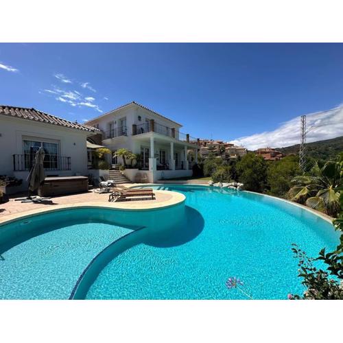 R35 Spacious private villa&pool
