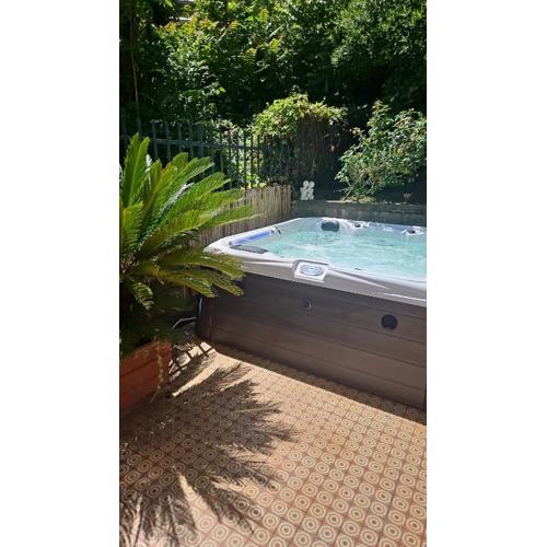 Rapallo 2-Bed Apt Sleeps 5 with Hot Tub