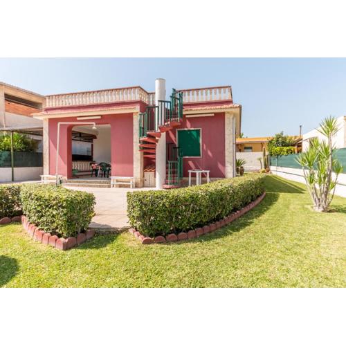 Red house near the sandy beach, parking & wi-fi