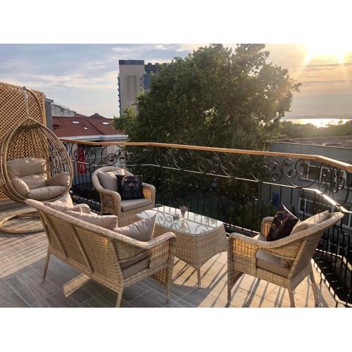 Red Stone Hotel