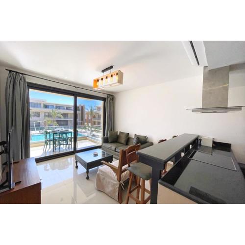 Refreshed & Uplifted 2 BDR G Cribs
