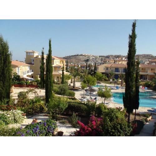 Regina Gardens - spacious, 3 bed, ground floor unit with large patio