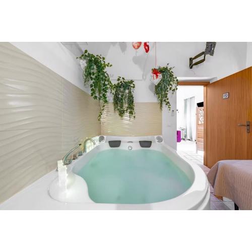 Relax 2 Cuori, Suite with Jacuzzi in Ostuni Historic Center